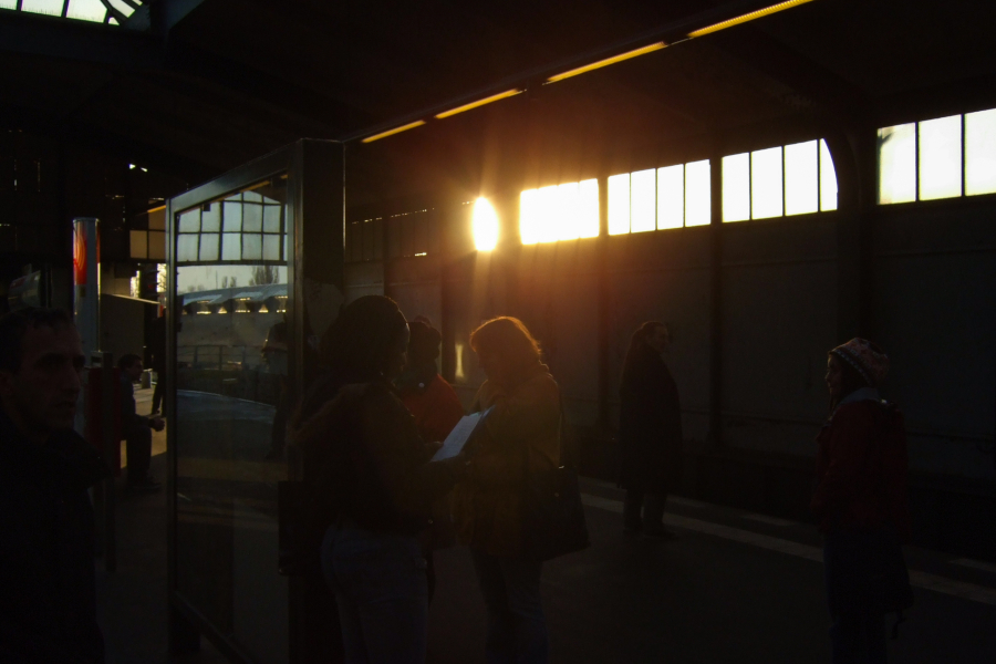 Auf dem unteren Bahnsteig des U-Bahnhofs Gleisdreieck