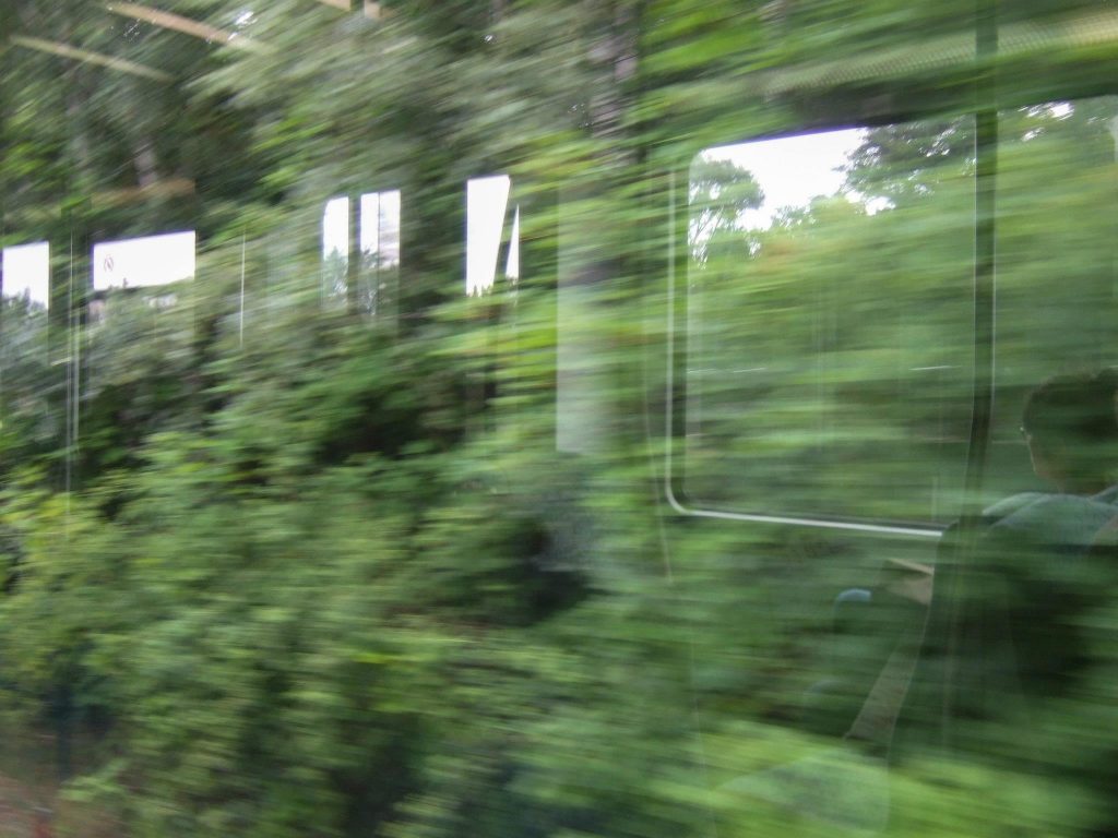 In der S-Bahn zwischen Priesterweg und Südkreuz<br>© Foto: Frans de Lippe, <em>Im Regen unterwegs überm Potsdamer Platz</em>