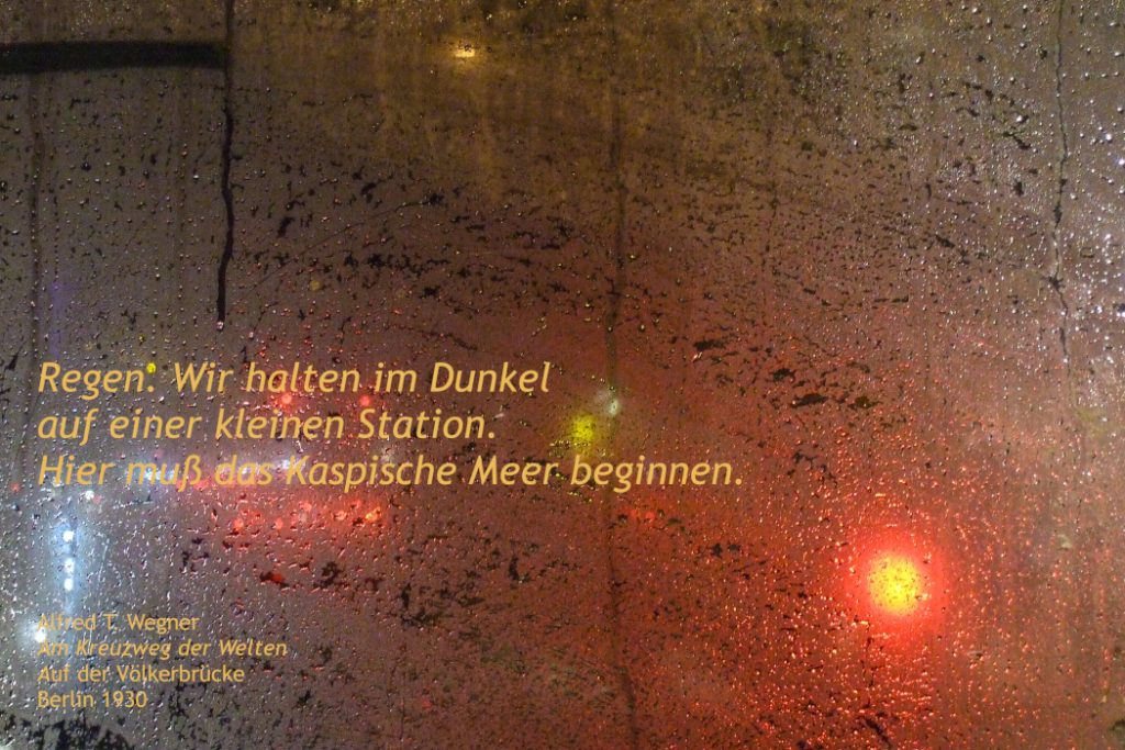 Fahrt über den Potsdamer Platz, im Doppeldecker oben, im Regen